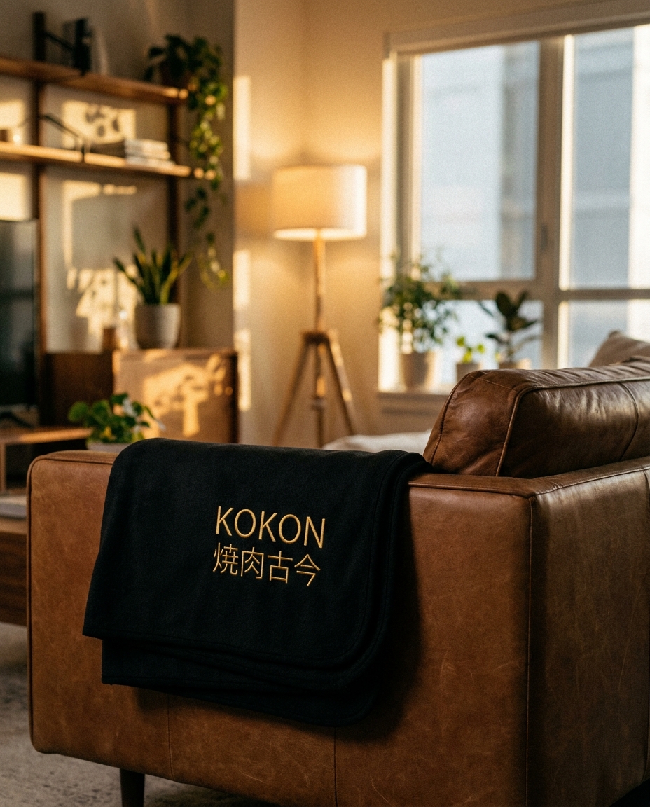 MU × KOKON Polyester Fleece Blanket 着画